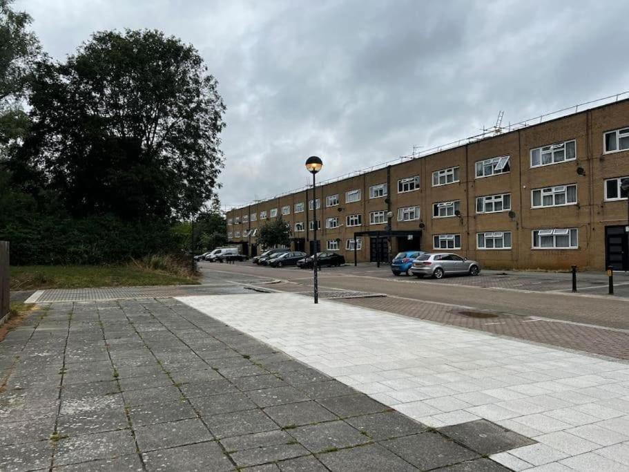 Milton Keynes Central Apartment Flat With Kitchen, Large Bed, Park View & Parking, 1 Minute Walk To Mk City Centre, Shops, Malls, Restaurants & Attractions, 8 Minutes From Hospital Luaran gambar