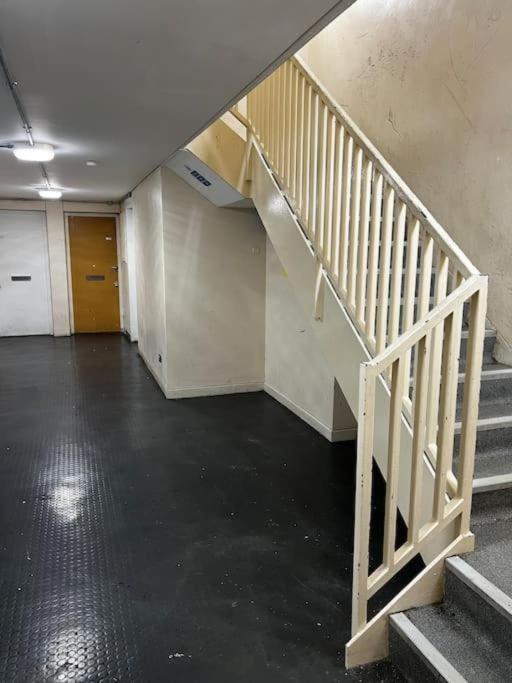 Milton Keynes Central Apartment Flat With Kitchen, Large Bed, Park View & Parking, 1 Minute Walk To Mk City Centre, Shops, Malls, Restaurants & Attractions, 8 Minutes From Hospital Luaran gambar