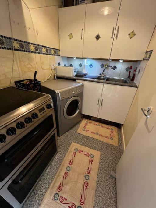 Milton Keynes Central Apartment Flat With Kitchen, Large Bed, Park View & Parking, 1 Minute Walk To Mk City Centre, Shops, Malls, Restaurants & Attractions, 8 Minutes From Hospital Luaran gambar